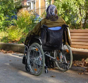 Dicas essenciais de segurança e manutenção para usar uma cadeira de rodas manual